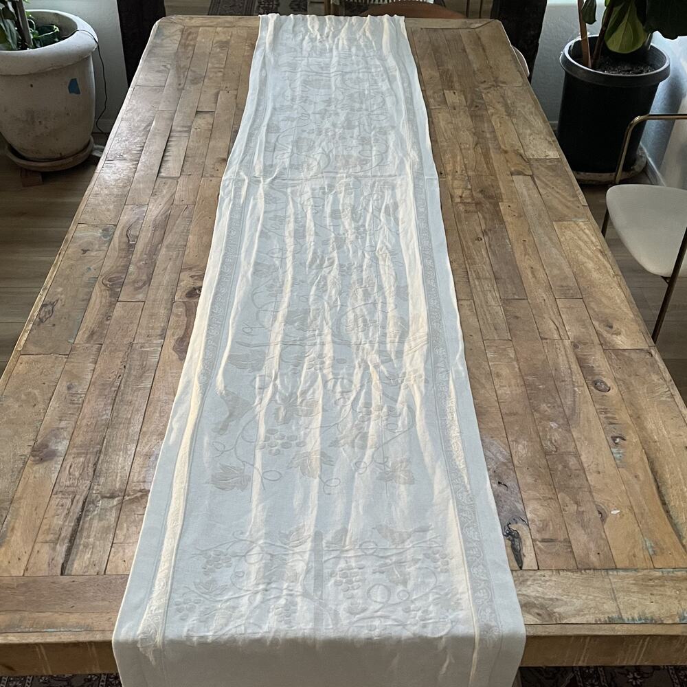 Williams Sonoma Grape Vine Jacquard Table Runner 109 x 18"
